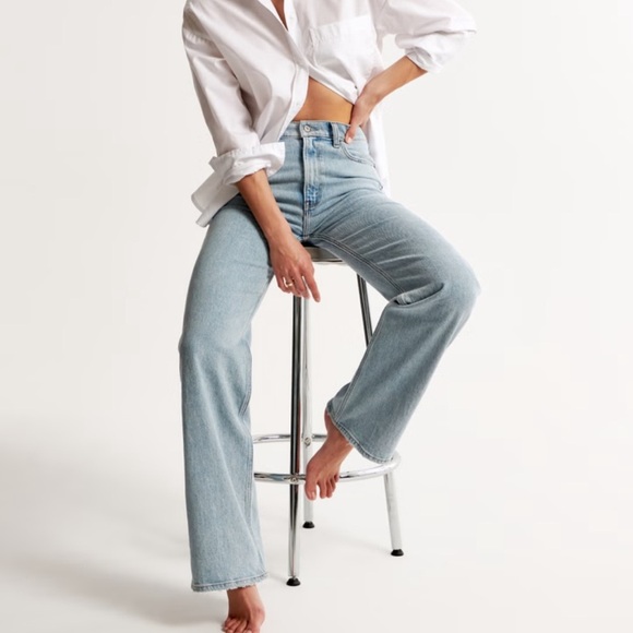 Abercrombie & Fitch The 90’s Relaxed High Rise Jeans Light Wash Size 37/24S NWT - Picture 1 of 10